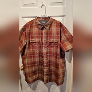 Croft & Barrow men's short-sleeve plaid button-down shirt.